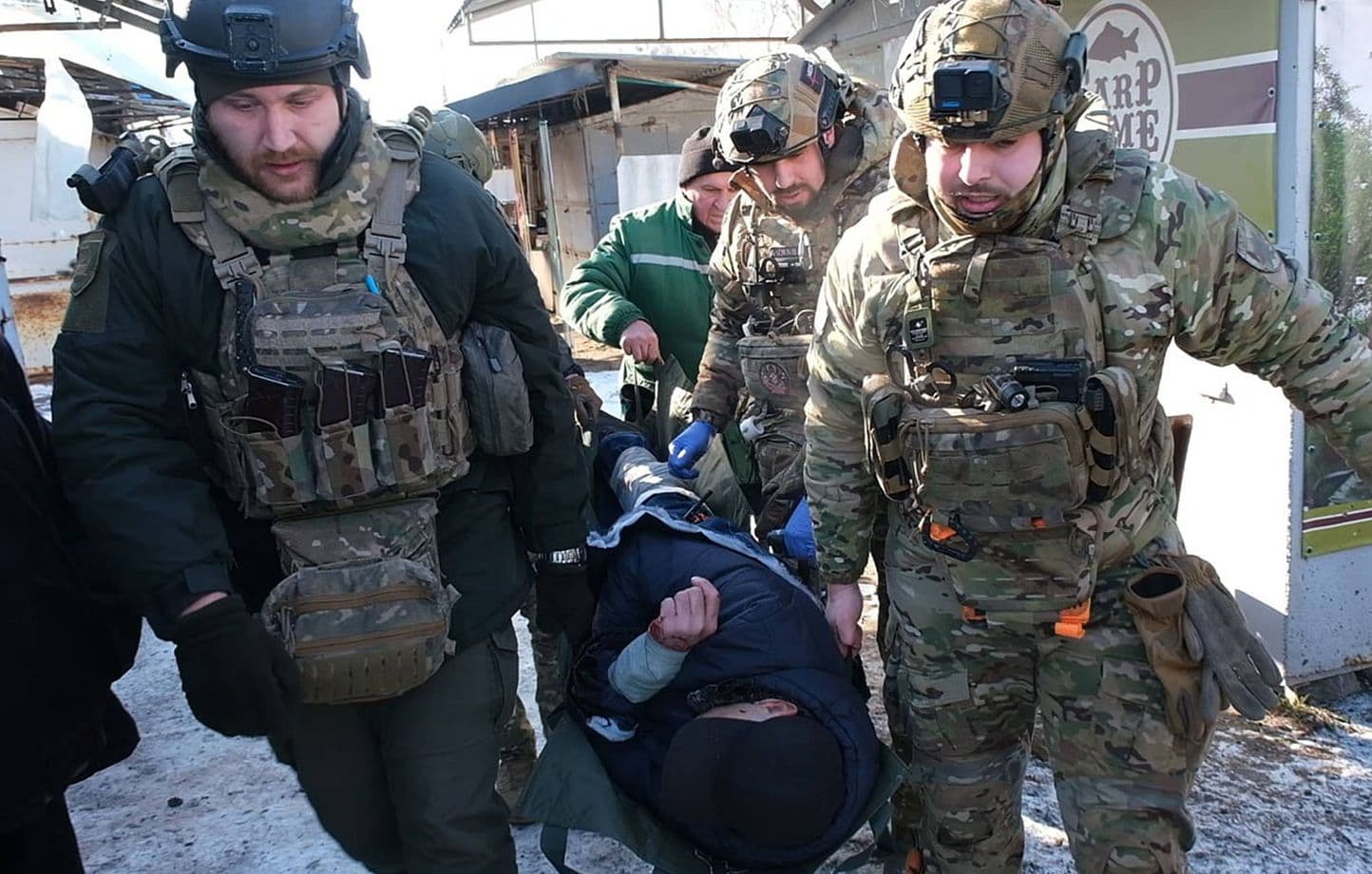 Guerra in Ucraina: l'America media mentre Mosca bombarda